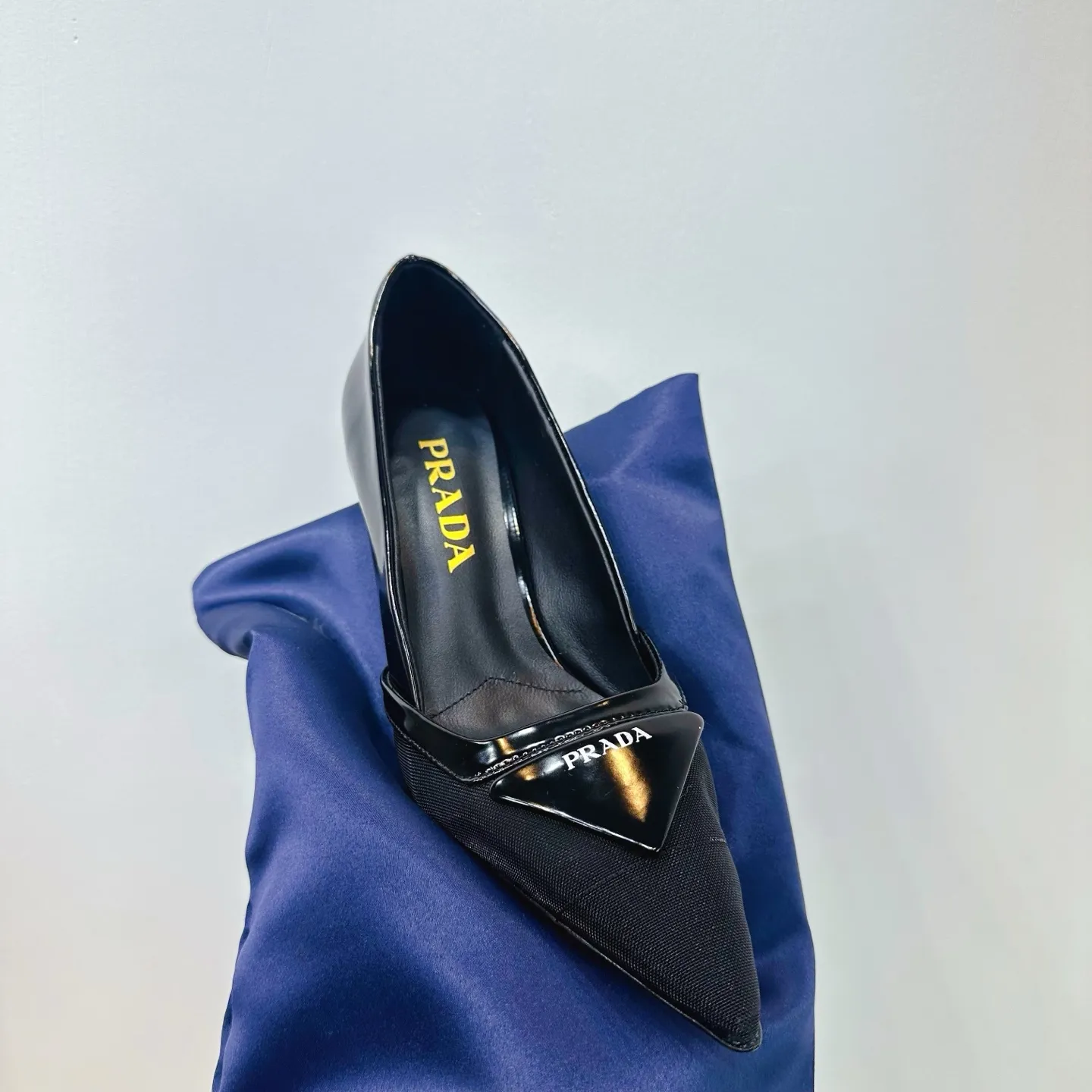 👟👟Ex-factory price 560👟👟 2025 SSS launches Prada’s latest long boots, sandals, thin heels, empty backs, thick heels series ————————🆚🆚🆚 💥PRADA's early spring T-stage catwalk show is the same style as "Dreams Never Sleep". Prada can use it on important occasions. The fresh style has a bit of nobility and is perfect on the feet. 💃💃 Wear this shoe with it. It is elegant and crystal clear, regardless of various accessories. The materials are all exclusively customized one-to-one and must be zero-distance from the original. The entire series is full of exciting and unexpected combinations of elements. The expression of different materials and textures of fabrics has a strong artistic flavor, allowing you to appreciate the ever-changing style of Prada girls. 1⃣ Upper: Made of open-edge bead➕mesh 2⃣ Lining: imported sheepskin 3⃣ Outsole: Italian original genuine leather outsole Heel height 7.5 4⃣🔺Original labeling feet, stock code number 35M-39M (40 41 42 customized, non-returnable and non-exchangeable).
